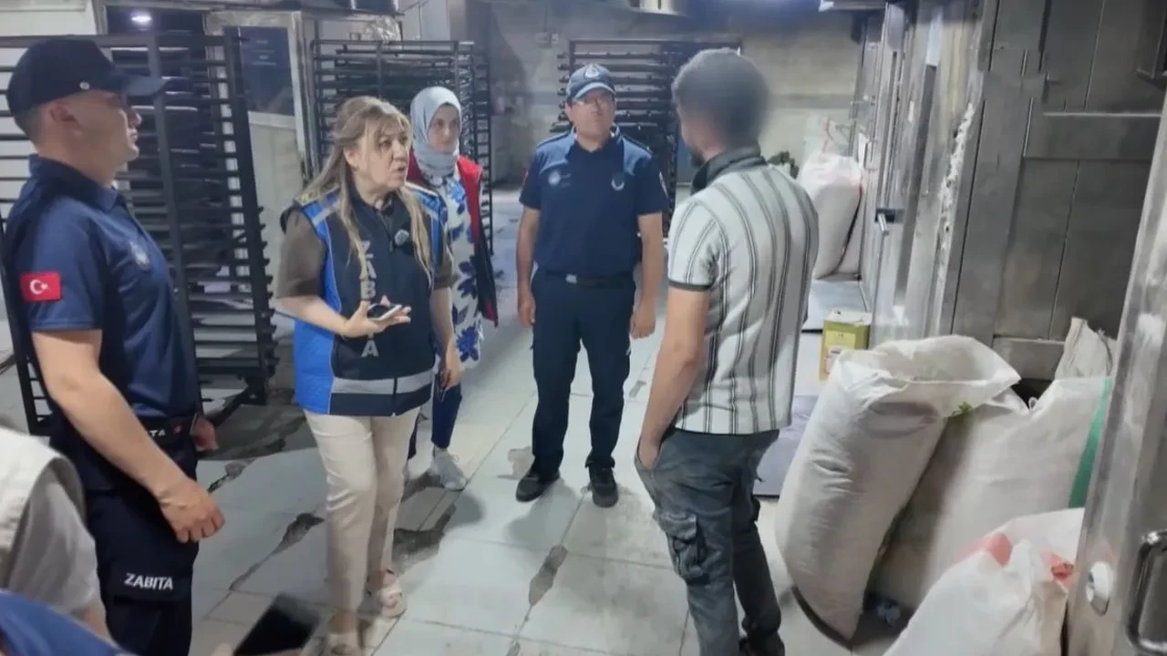 Gaziantep'te belediye denetiminde 2 ton bozuk kuru pasta ele geçirildi