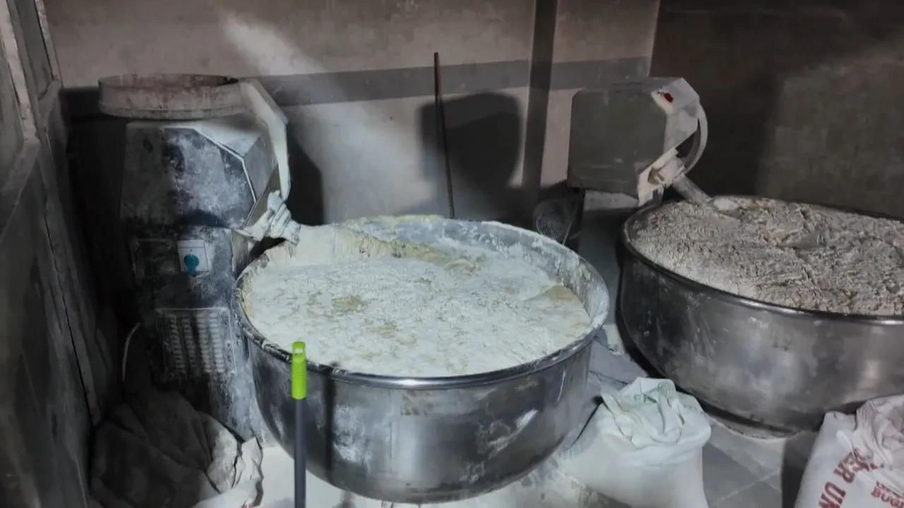 Gaziantep'te belediye denetiminde 2 ton bozuk kuru pasta ele geçirildi