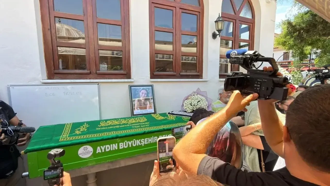Gürkan Uygun, Ece İrtem'in cenaze törenine katıldı! Yakın dostunu son yolculuğunda yalnız bırakmadı