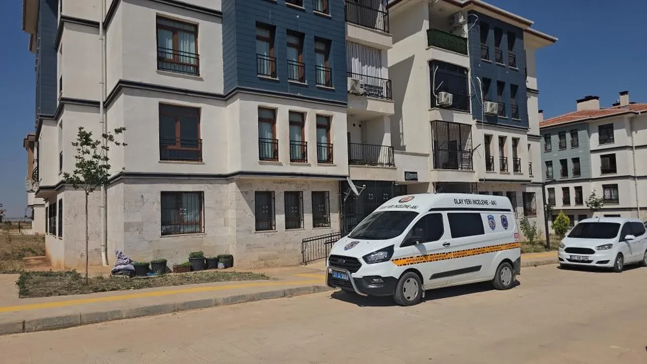 Komşular sesleri duydu: Kimliği belirsiz kişiler evini bastıkları yaşlı kadını katlettiler