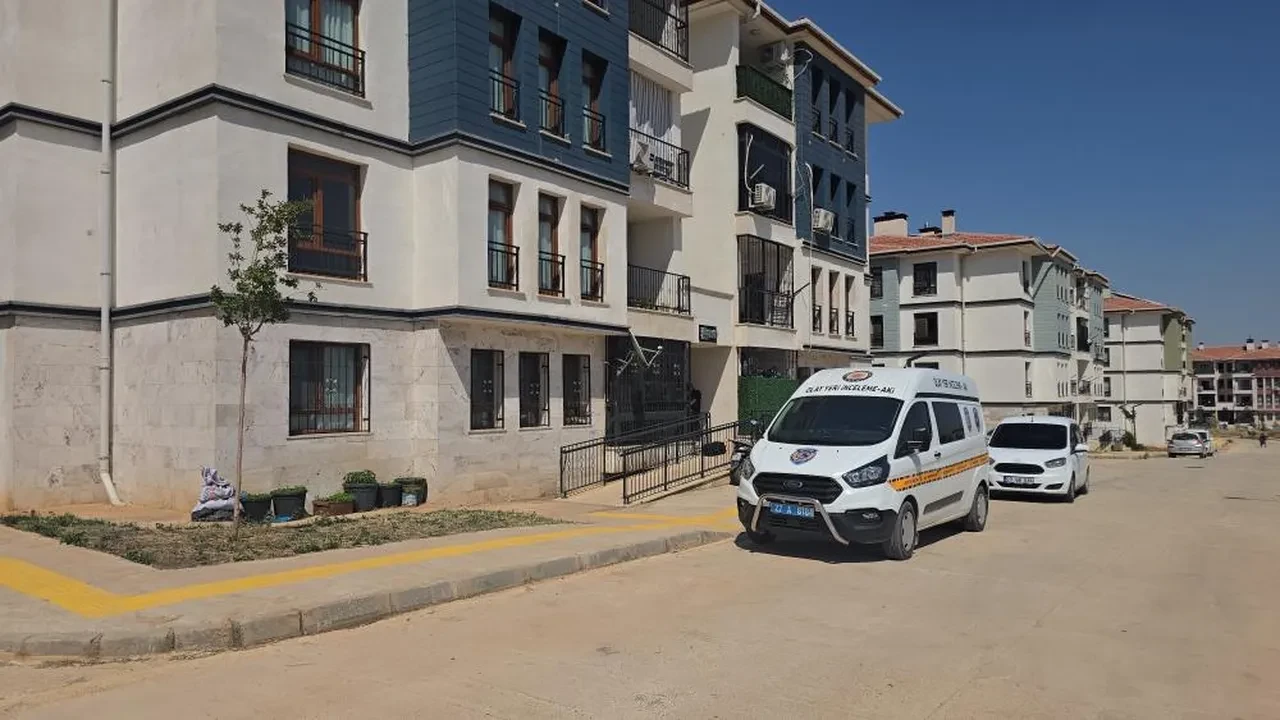 Komşular sesleri duydu: Kimliği belirsiz kişiler evini bastıkları yaşlı kadını katlettiler