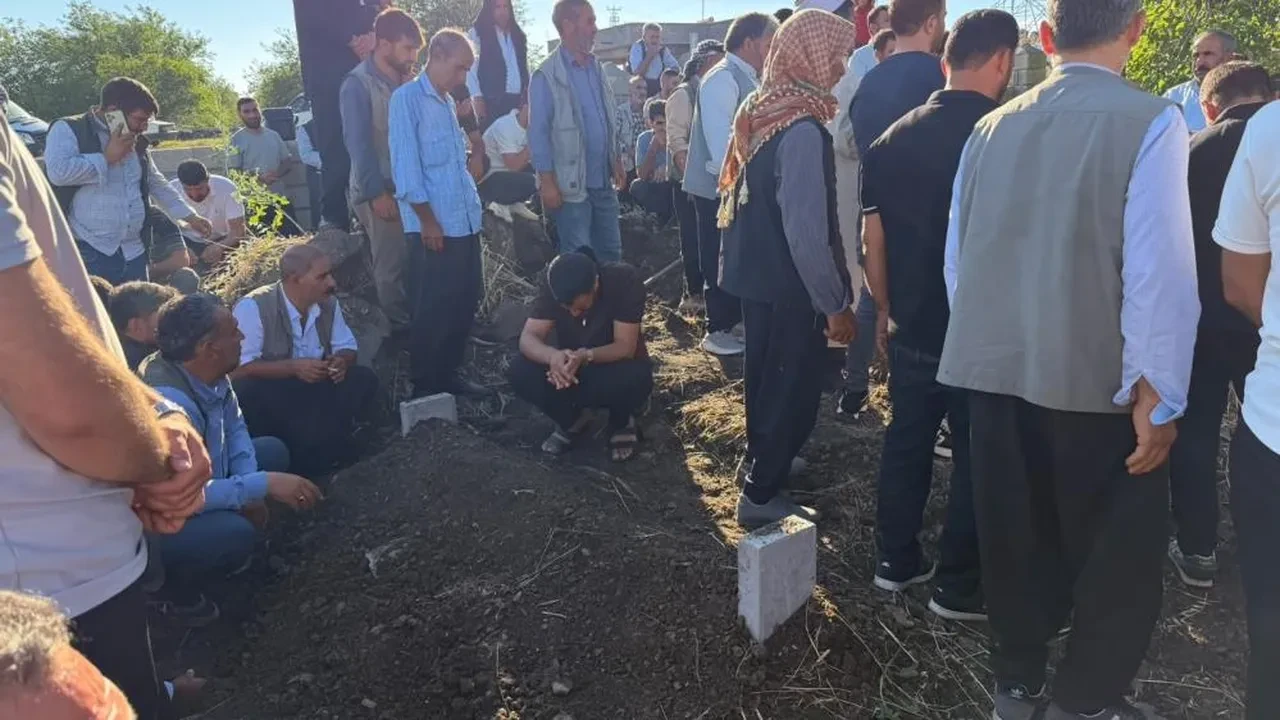 Mevsimlik işçi ailenin Karaman'daki kazada hayatını kaybeden 3 çocuğuna Şanlıurfa'da acı veda