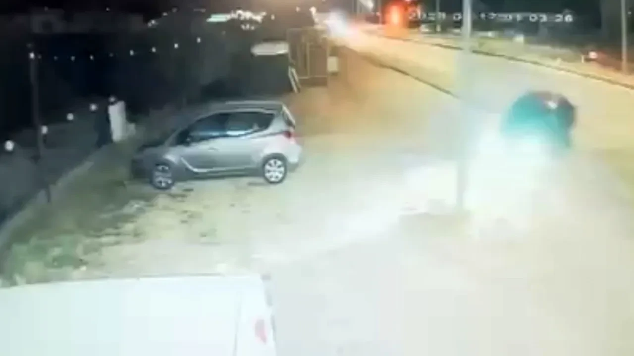 Otomobilin düğün salonuna daldığı anlar kamerada
