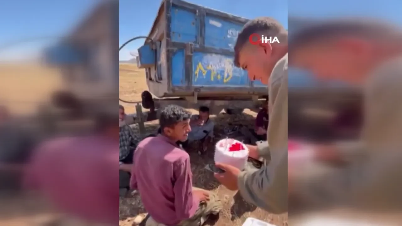 Tarlada duygulandıran doğum günü kutlaması! Kavurucu sıcakta pasta kestiler