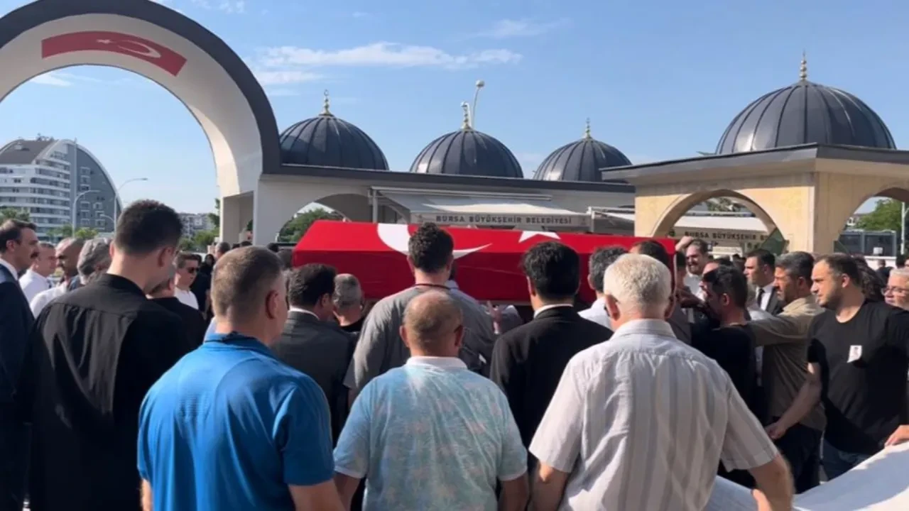Yargı camiasının acı günü: Kürsüde kalp krizi geçiren Savcı Uyumaz Bursa’da defnedildi