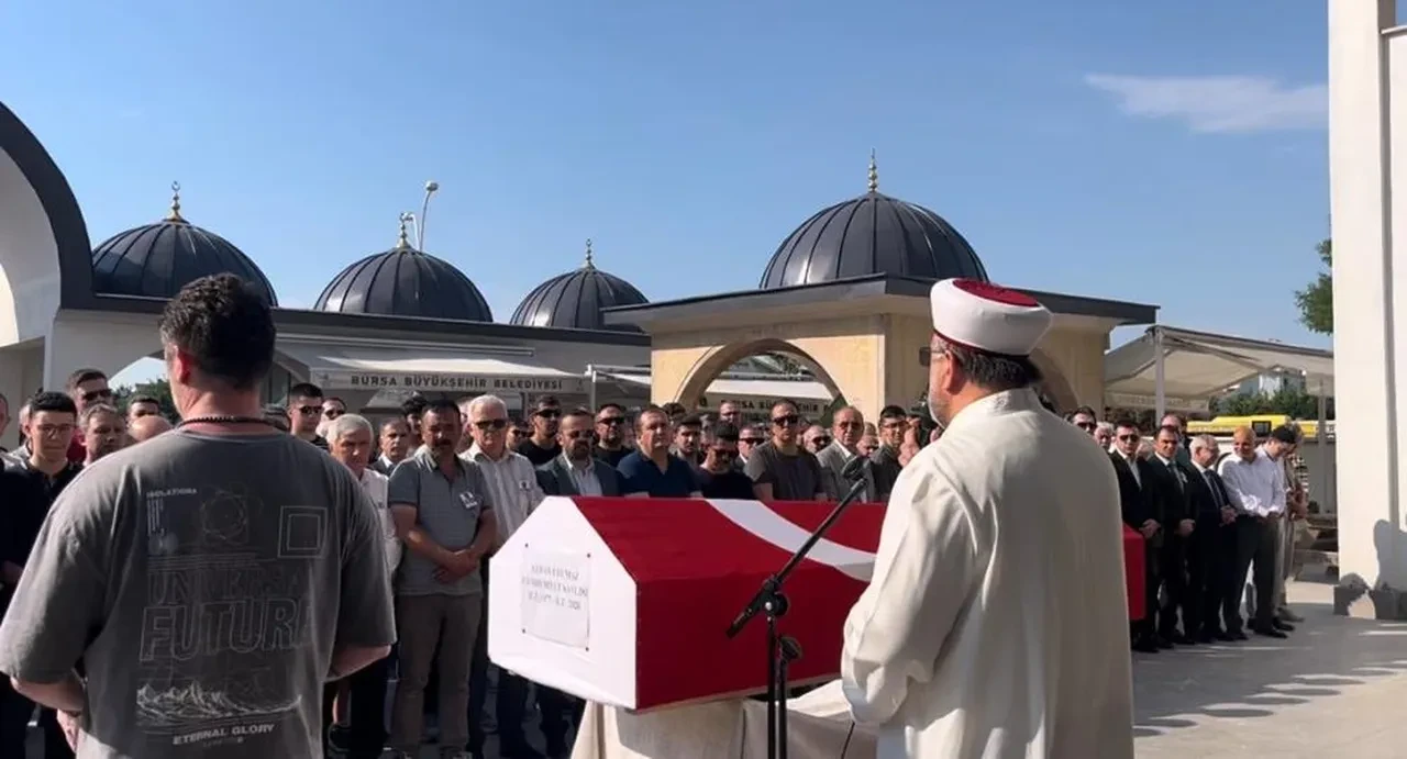 Yargı camiasının acı günü: Kürsüde kalp krizi geçiren Savcı Uyumaz Bursa’da defnedildi