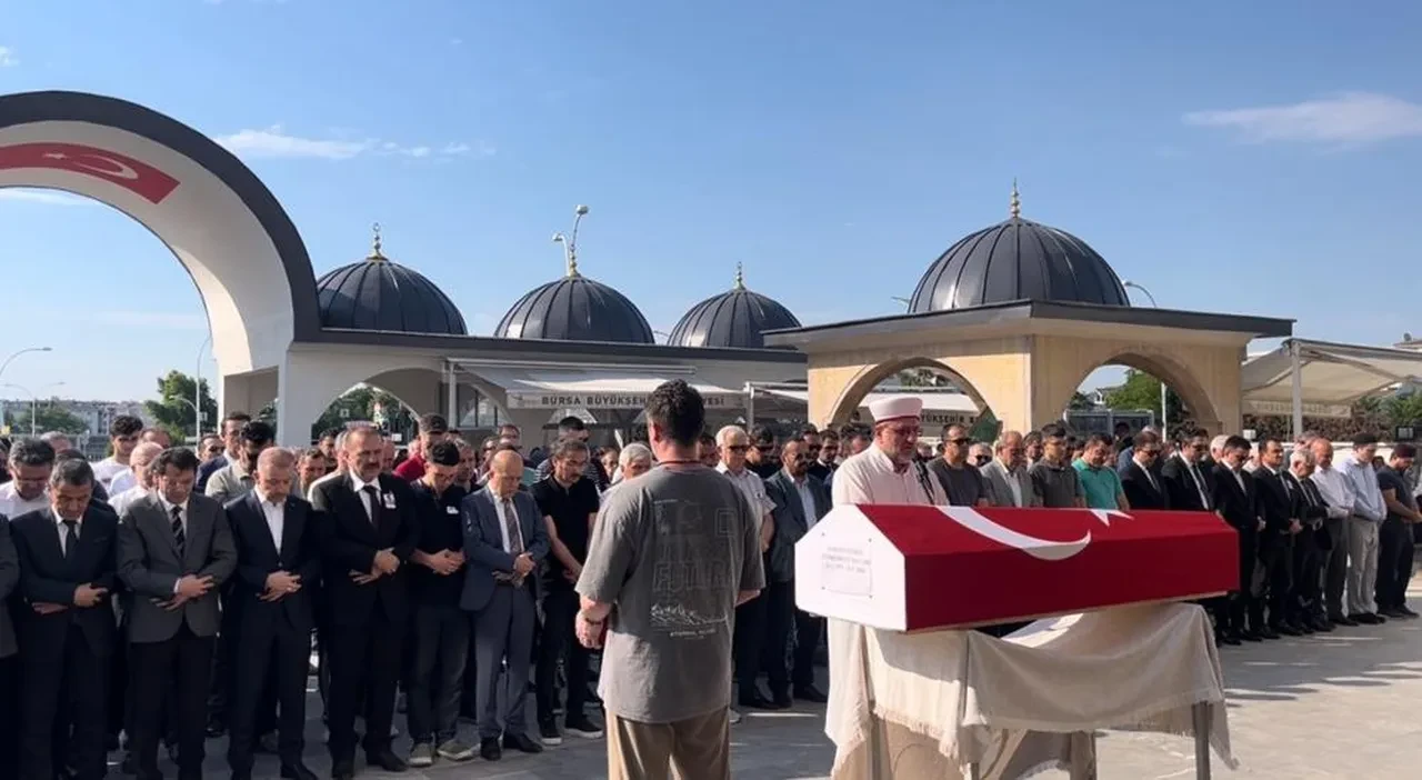 Yargı camiasının acı günü: Kürsüde kalp krizi geçiren Savcı Uyumaz Bursa’da defnedildi