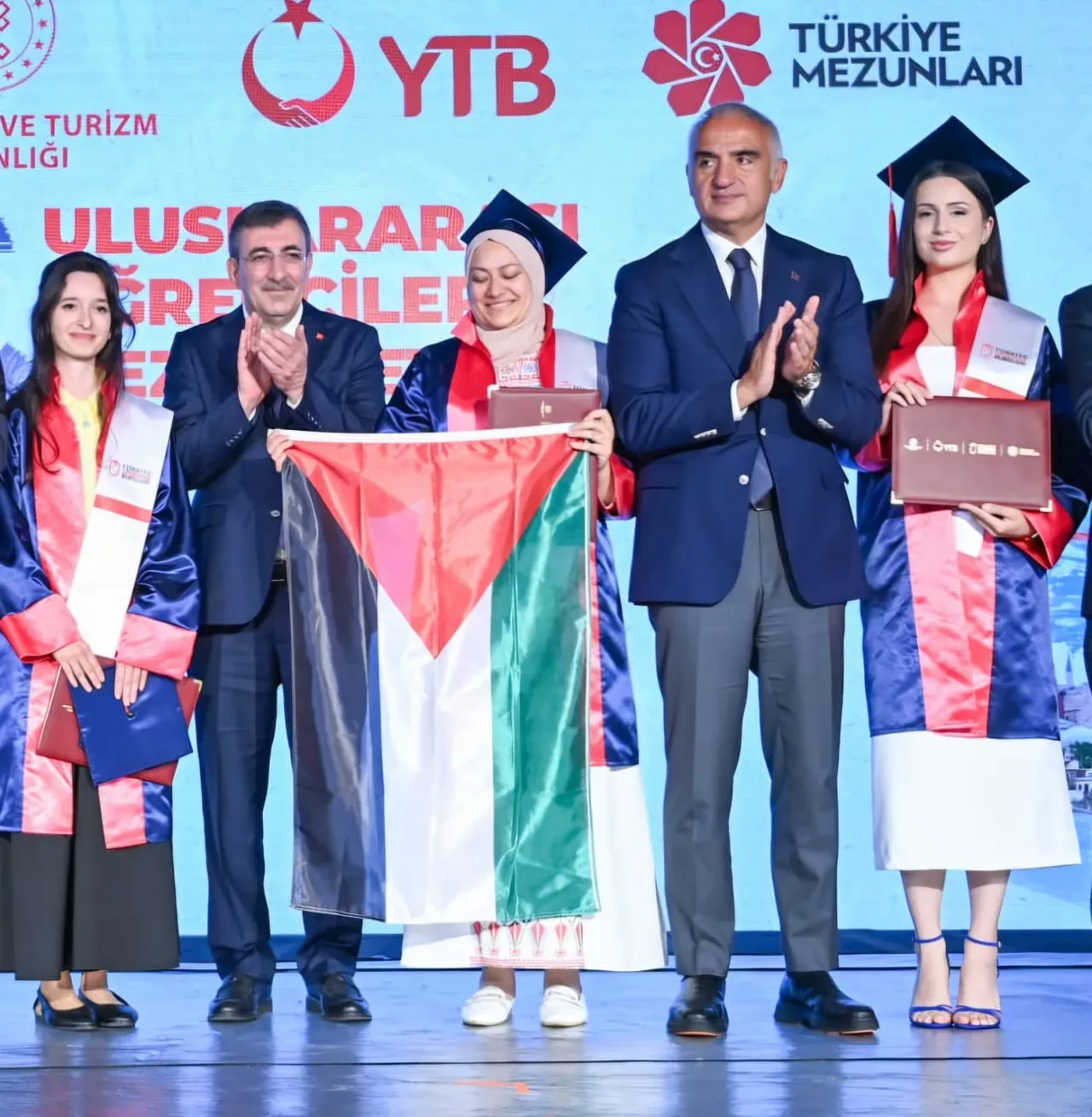 110 ülkeden Türkiye'ye gelen öğrenciler mezuniyet sevinci yaşadı
