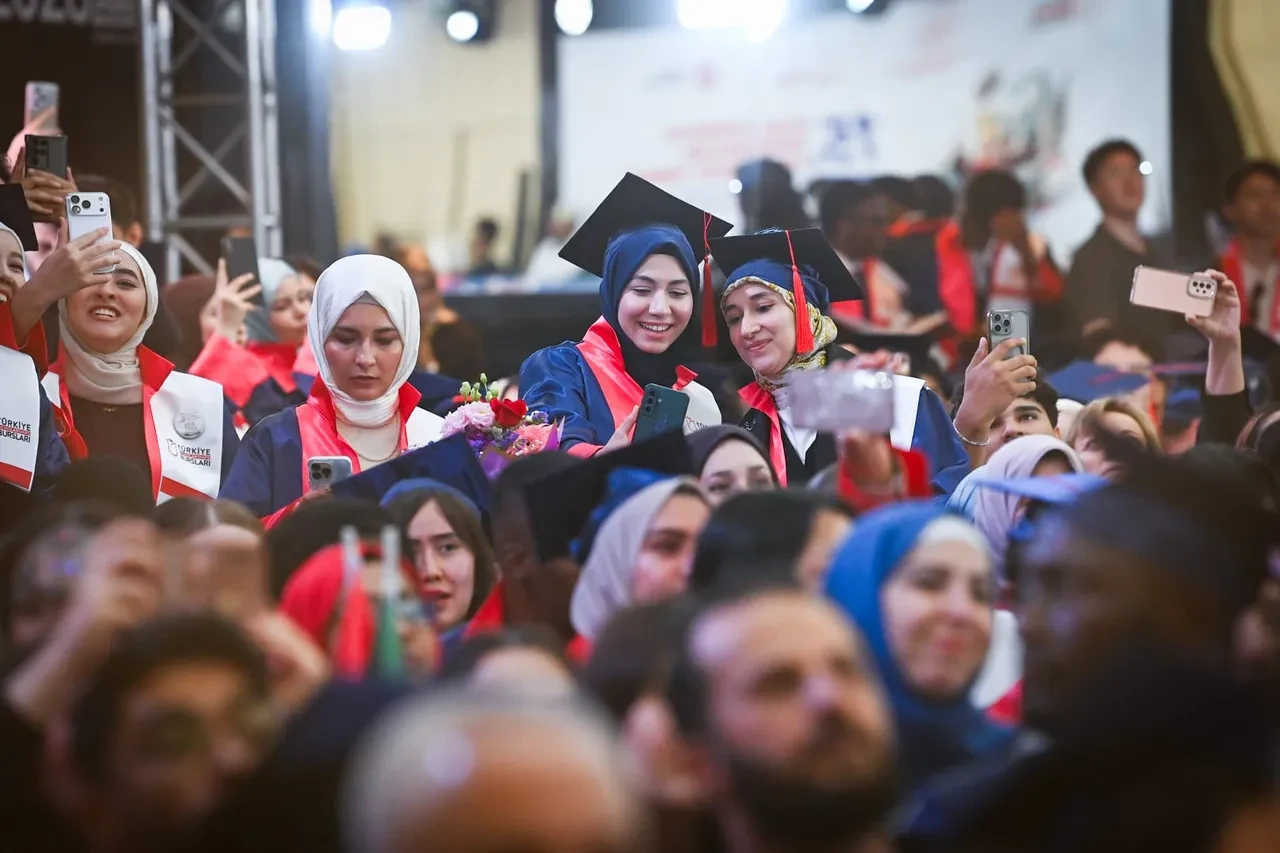 110 ülkeden Türkiye'ye gelen öğrenciler mezuniyet sevinci yaşadı