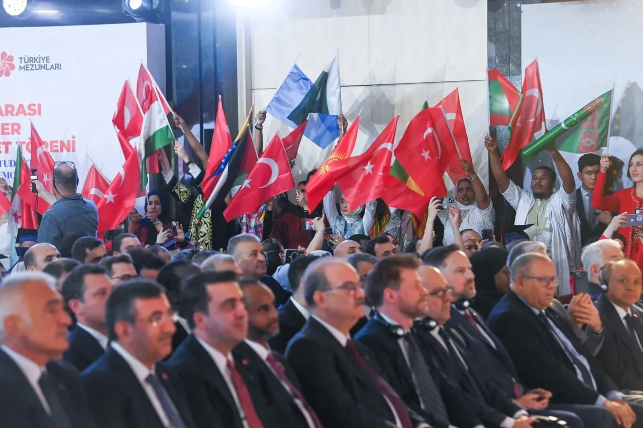 110 ülkeden Türkiye'ye gelen öğrenciler mezuniyet sevinci yaşadı