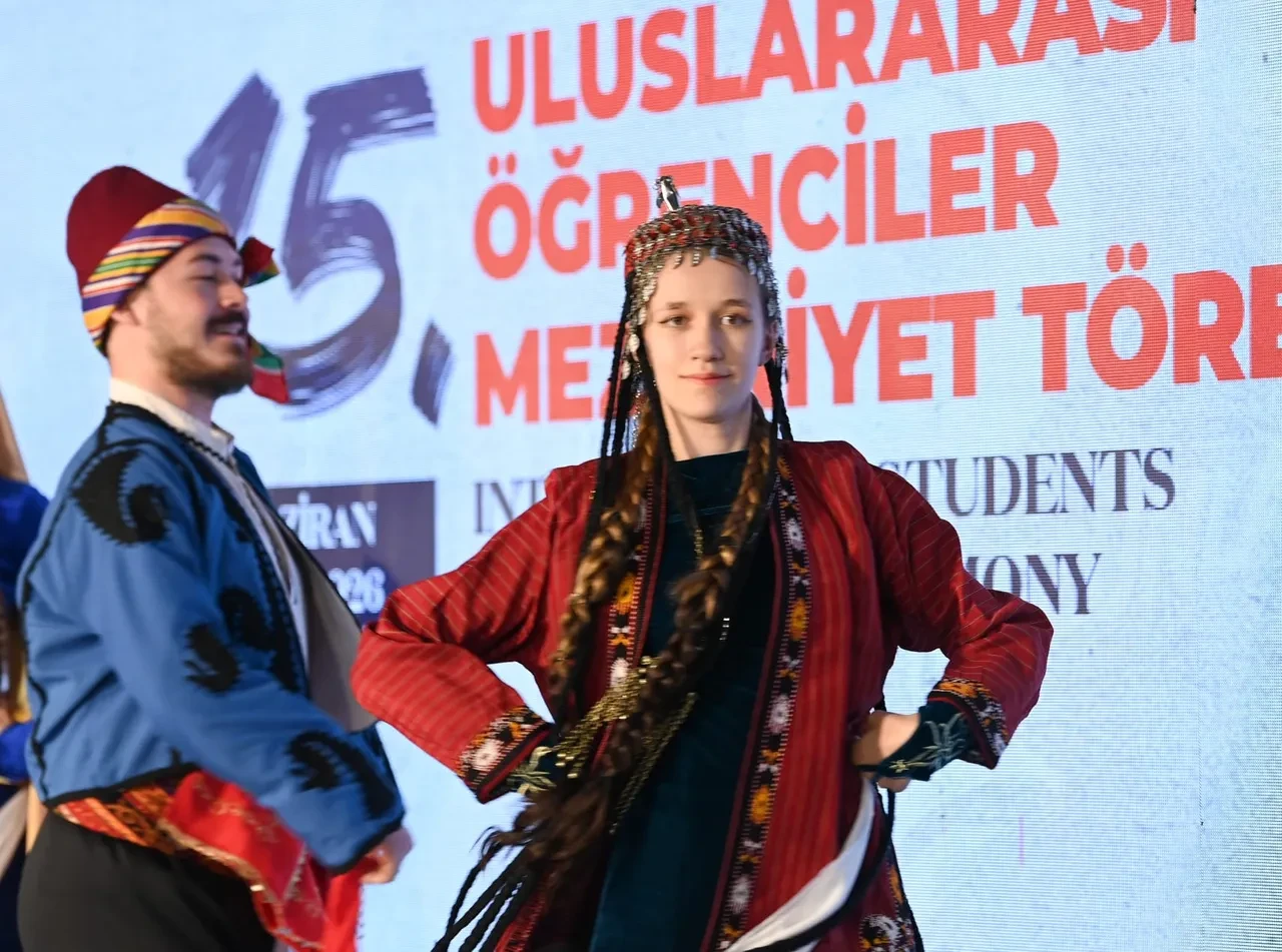 110 ülkeden Türkiye'ye gelen öğrenciler mezuniyet sevinci yaşadı
