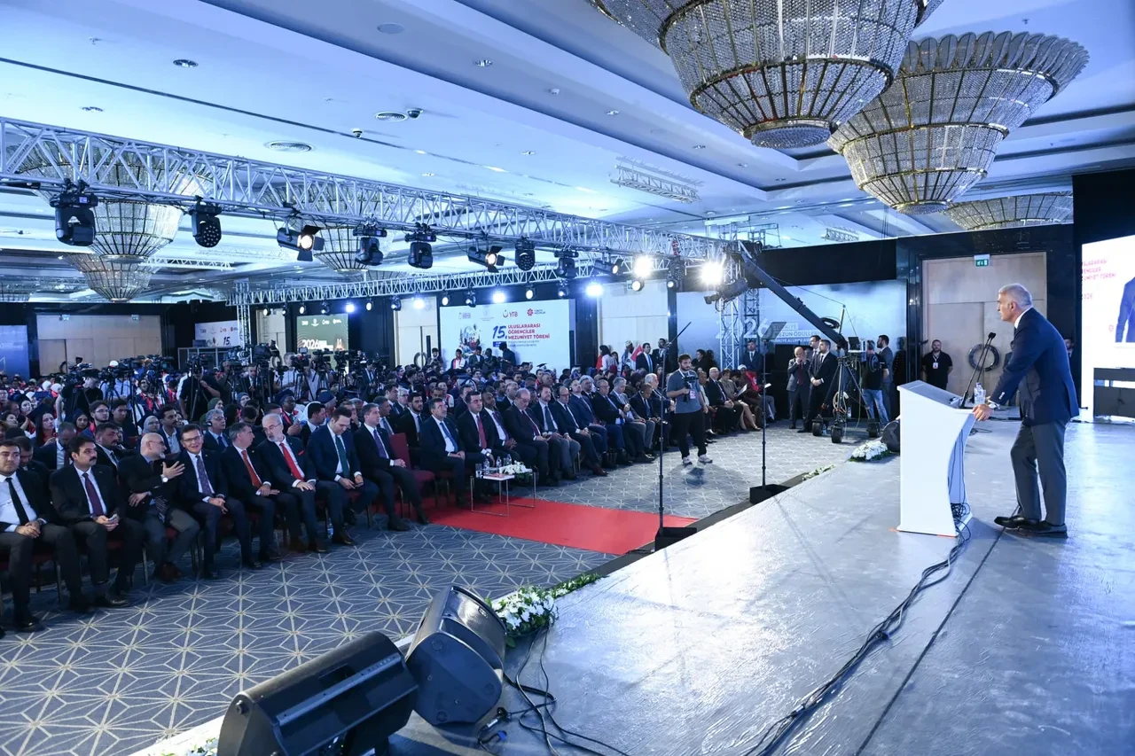 110 ülkeden Türkiye'ye gelen öğrenciler mezuniyet sevinci yaşadı