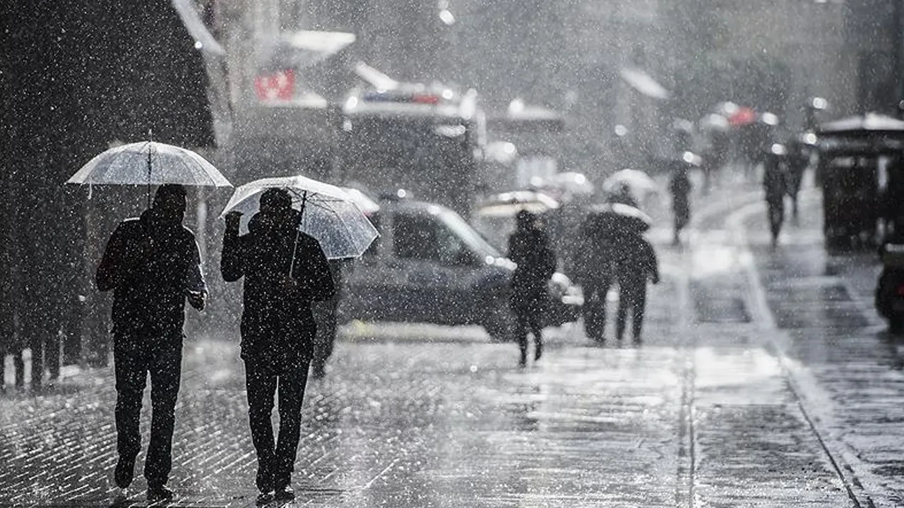 AKOM İstanbul için alarm verdi! Kuvvetli sağanak kapıya dayandı: Planı olanlar dikkat