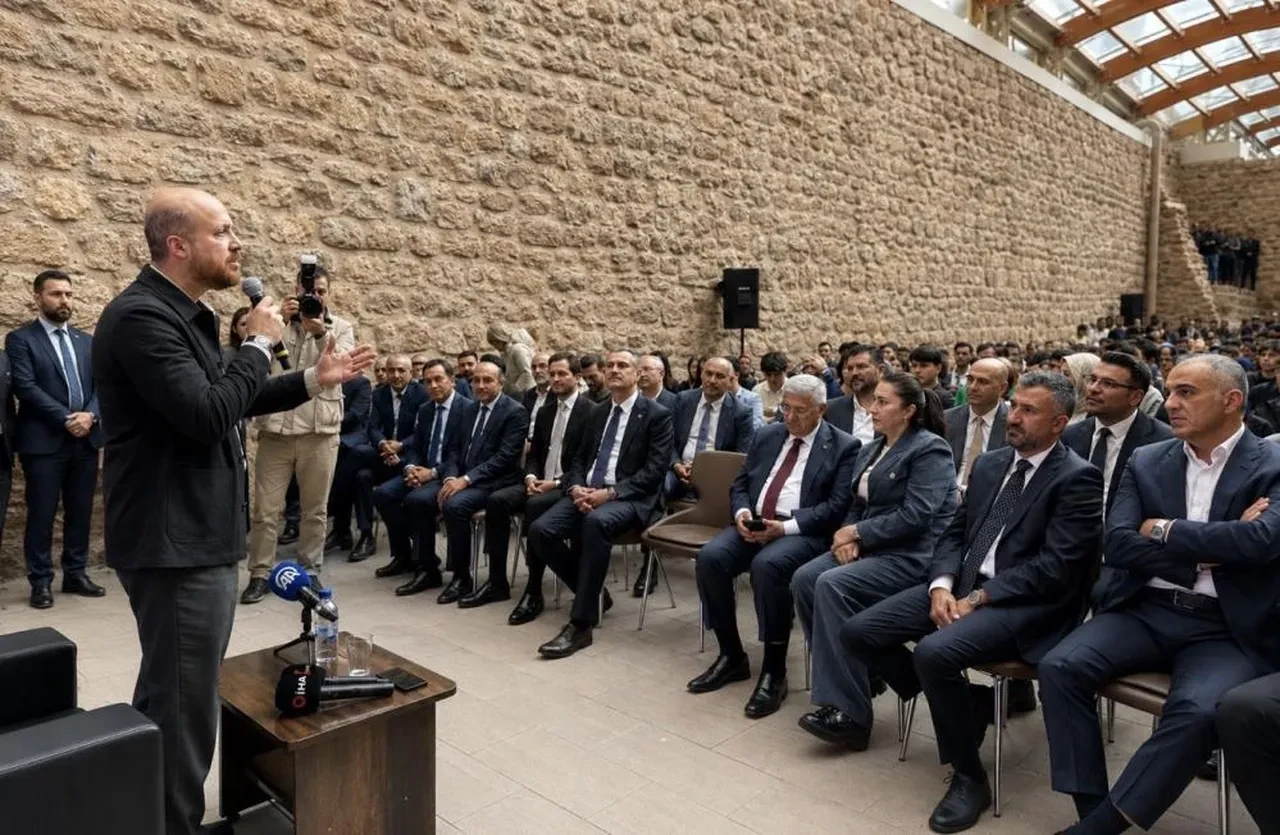 Bilal Erdoğan İshak Paşa Sarayı’ndan gençlere seslendi: "Önce bize ait olanı bilmeliyiz!"