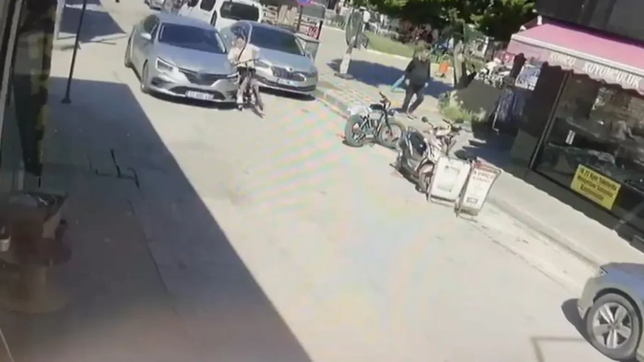 Bisikletiyle aniden yola fırladı, otomobil çarptı! O anlar kamerada