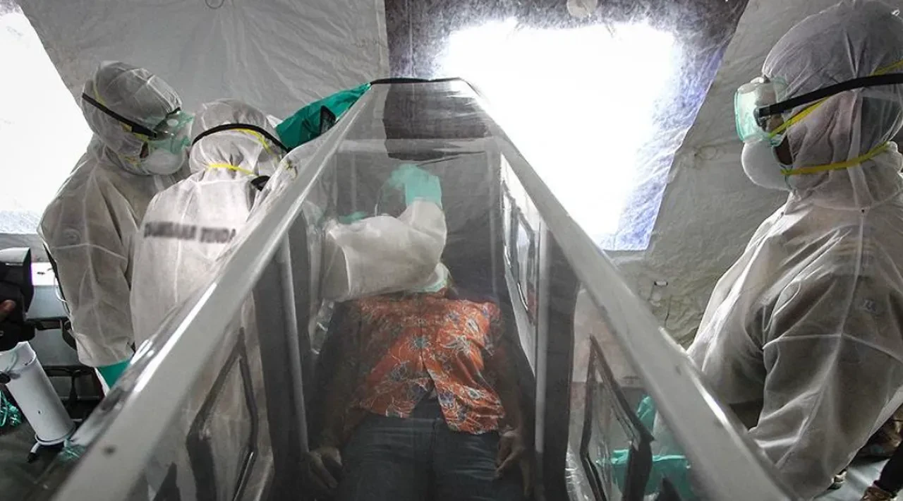 Ebola tehlikesi geri döndü: Bu belirtileri taşıyanlar dikkat!