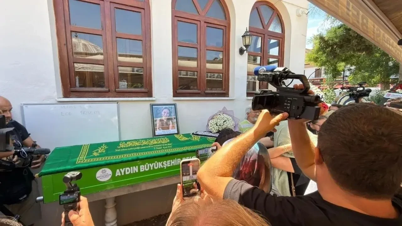Ece İrtem'in cenaze töreninde büyük saygısızlık! Deniz Seki yaşananlara sessiz kalmadı