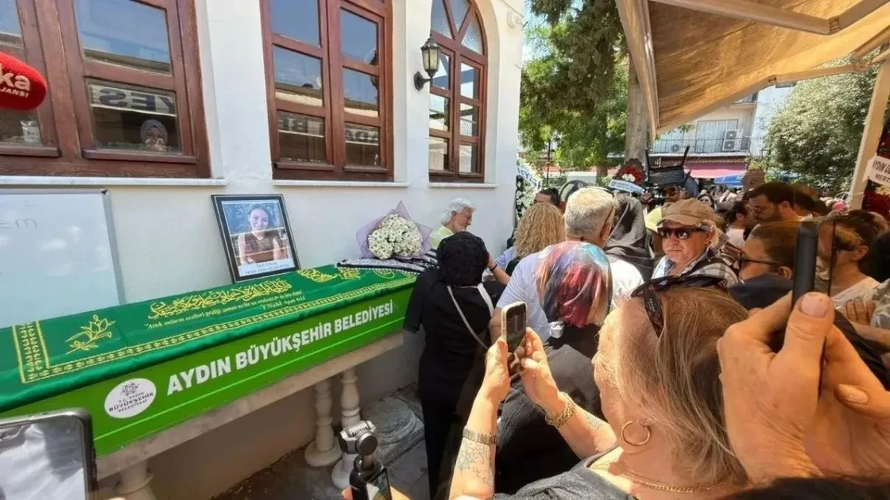 Ece İrtem'in cenaze töreninde büyük saygısızlık! Deniz Seki yaşananlara sessiz kalmadı