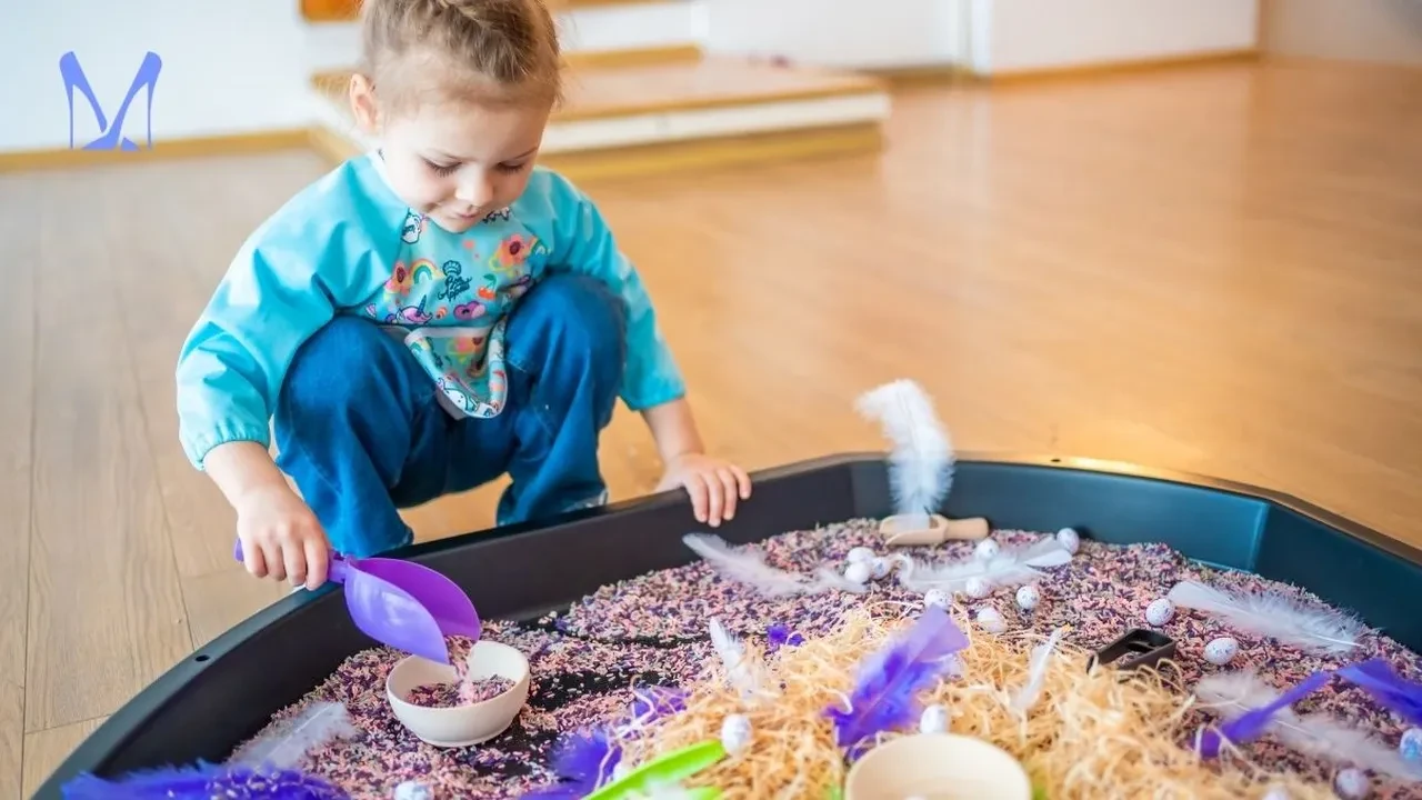 Evdeki malzemelerle 'sensory play' (duyusal oyun) kutusu hazırlama rehberi 2026!