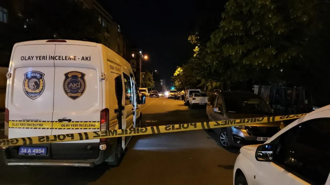 Eyüpsultan'da seyir halindeki araçtan parktakilere kurşun yağdı: 3'ü ağır 5 kişi yaralandı