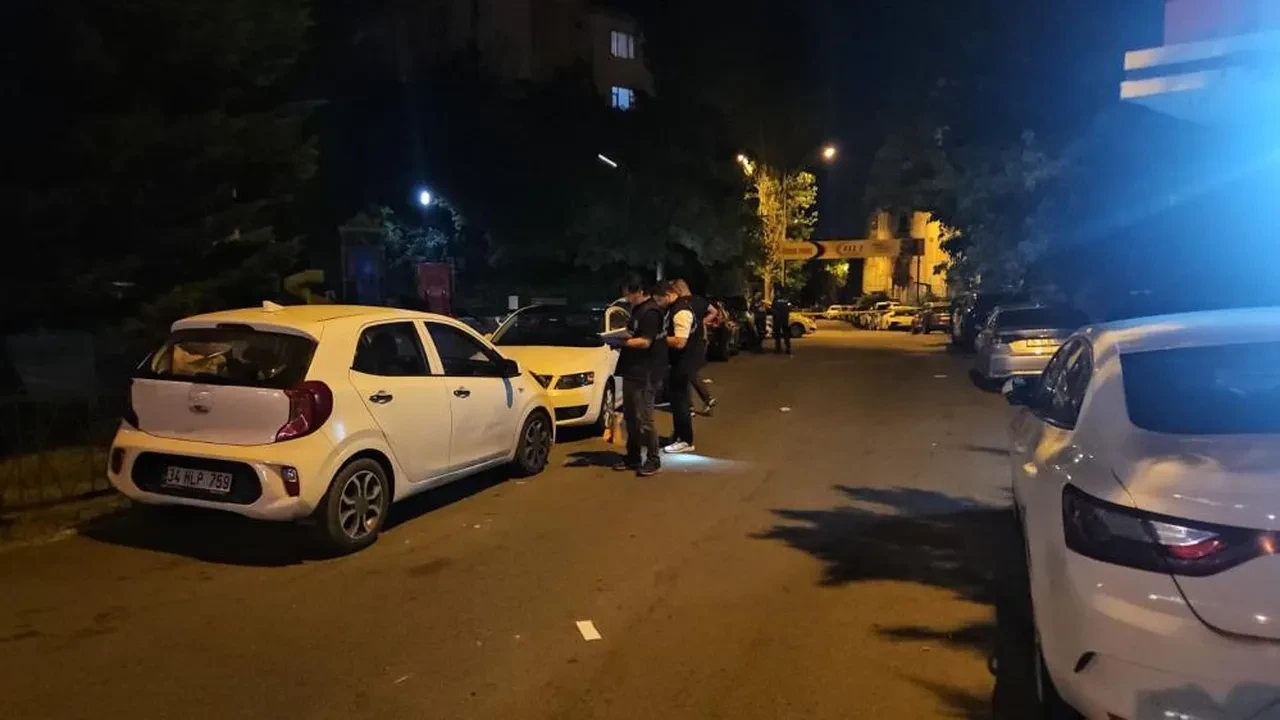 Eyüpsultan'da seyir halindeki araçtan parktakilere kurşun yağdı: 3'ü ağır 5 kişi yaralandı