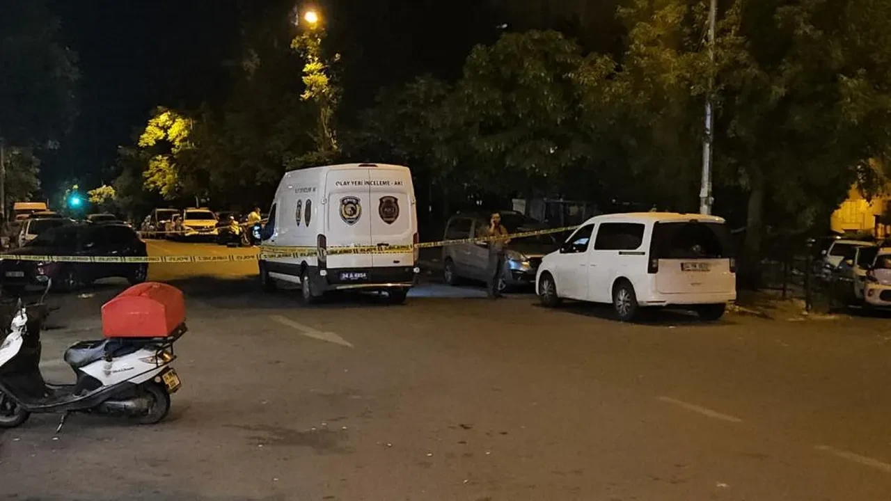 Eyüpsultan'da seyir halindeki araçtan parktakilere kurşun yağdı: 3'ü ağır 5 kişi yaralandı