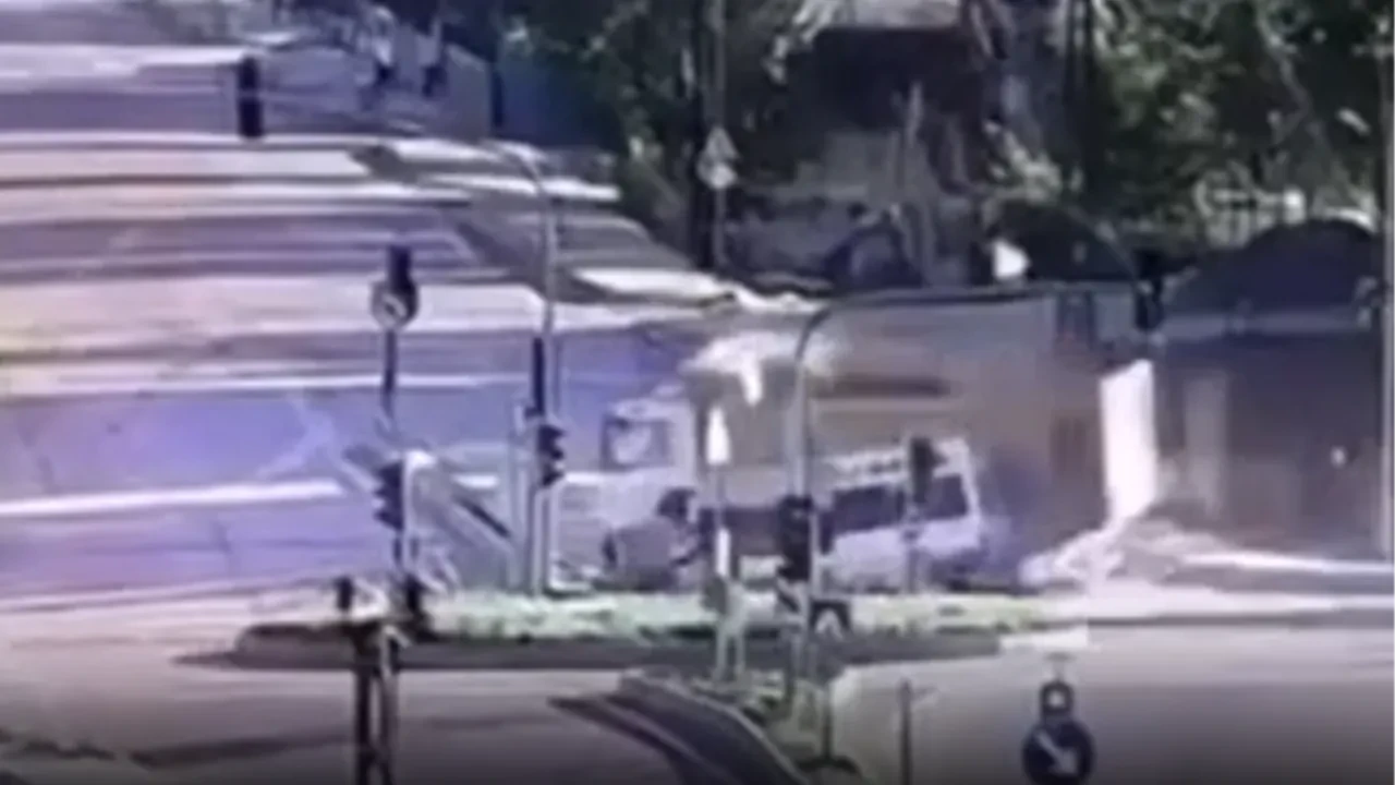 Hakkari’de katliam gibi kaza: Kavşakta kamyon ile minibüs çarpıştı, can pazarı kamerada: 3 ölü, 2 yaralı