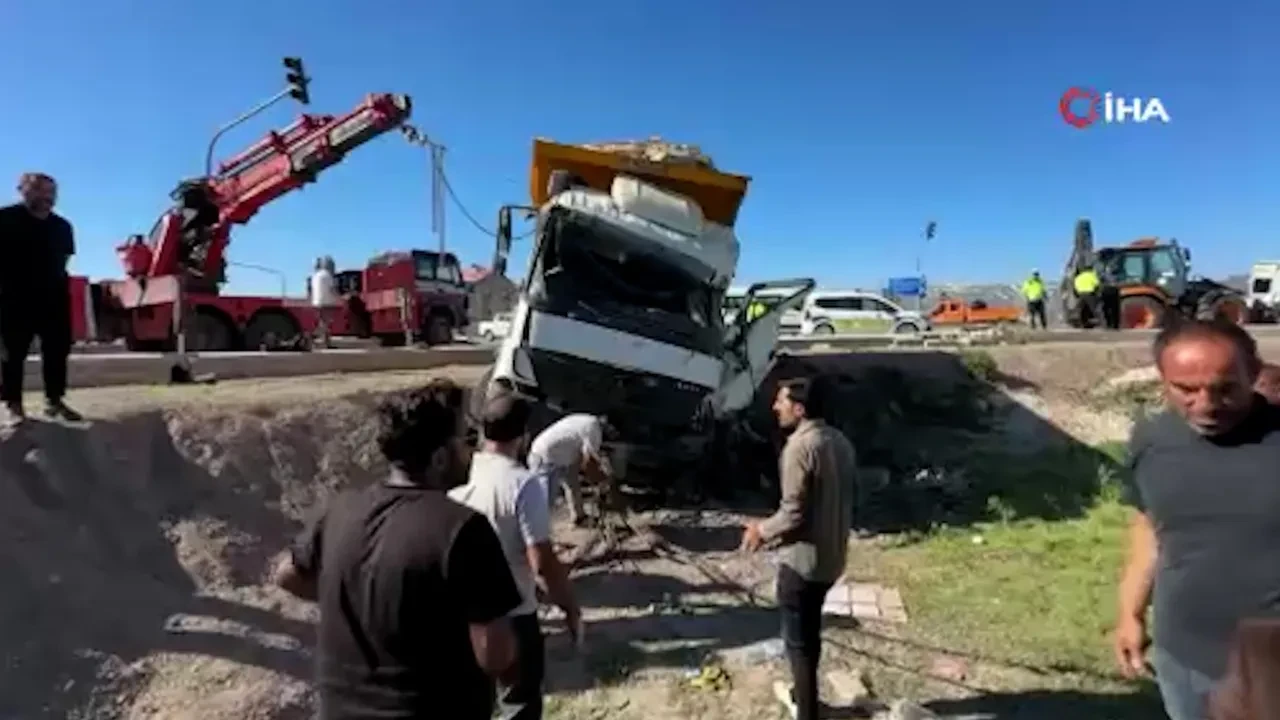 Hakkari'de yolcu otobüsü ile kamyon çarpıştı! Ölü ve yaralılar var