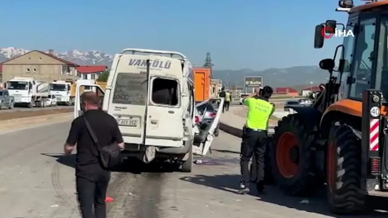 Hakkari'de yolcu otobüsü ile kamyon çarpıştı! Ölü ve yaralılar var