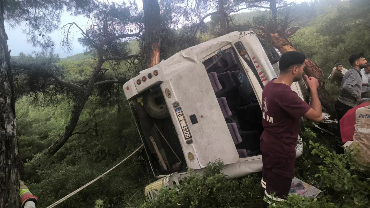 İzmir'de işçi servisi ağaçlık alana devrildi! Çok sayıda yaralı var
