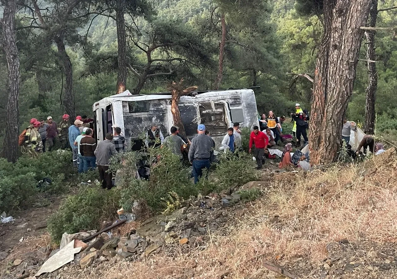 İzmir'de işçi servisi ağaçlık alana devrildi! Ölü ve yaralılar var