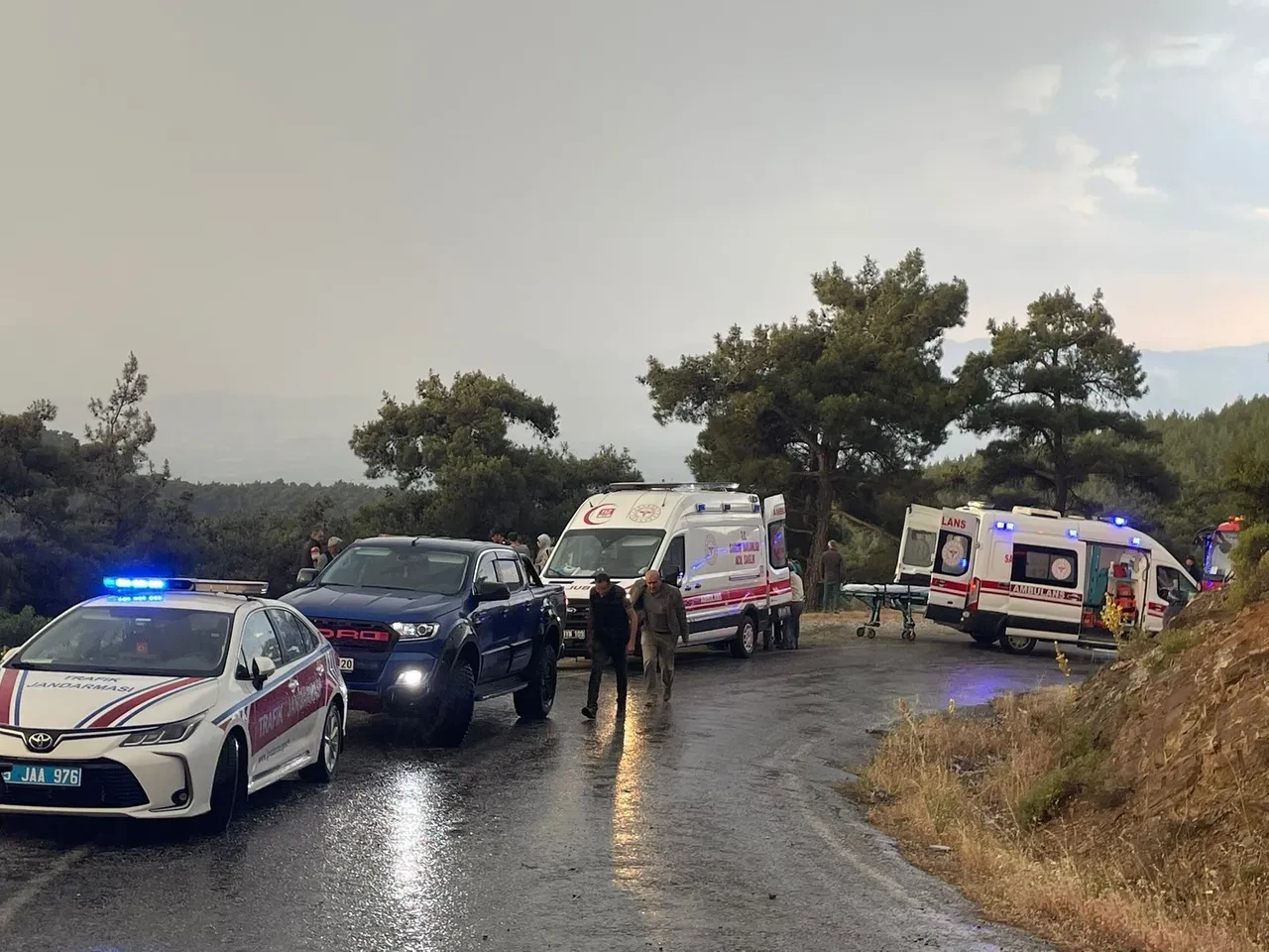 İzmir'de işçi servisi ağaçlık alana devrildi! Ölü ve yaralılar var