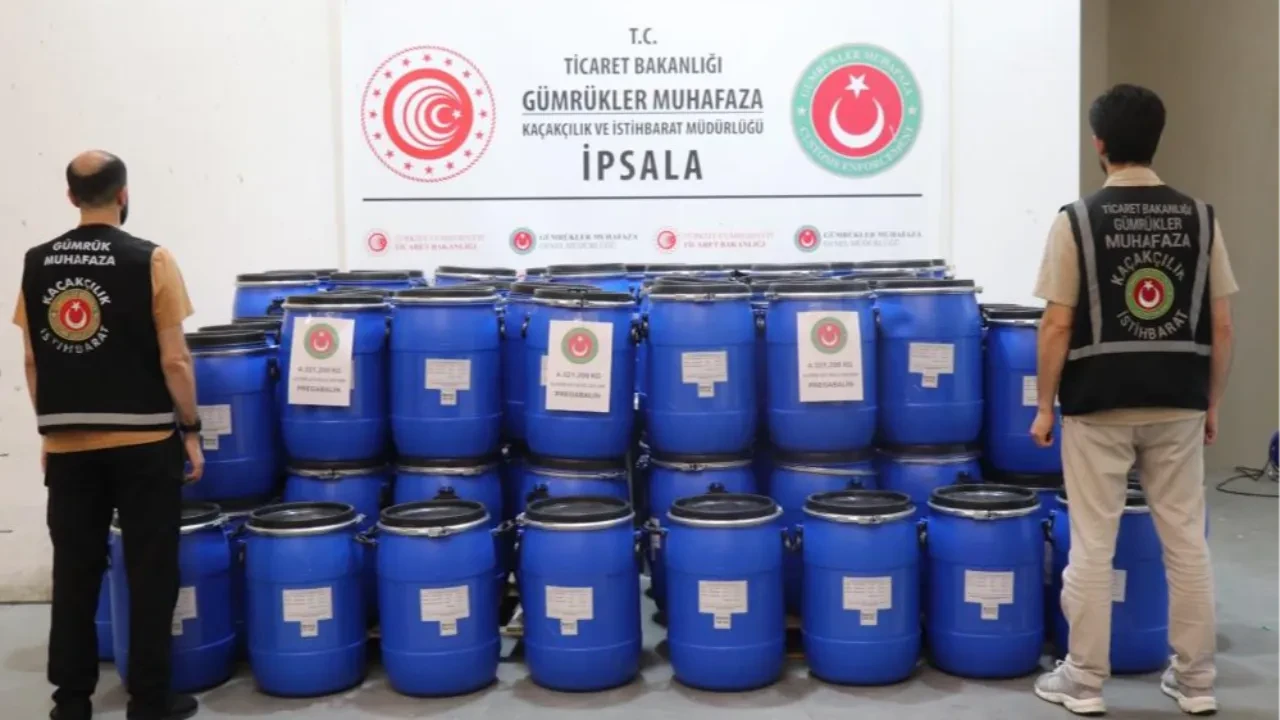 Piyasa değeri 3 milyar TL'den fazla! TIR'ın içinden tonlarca uyuşturucu çıktı