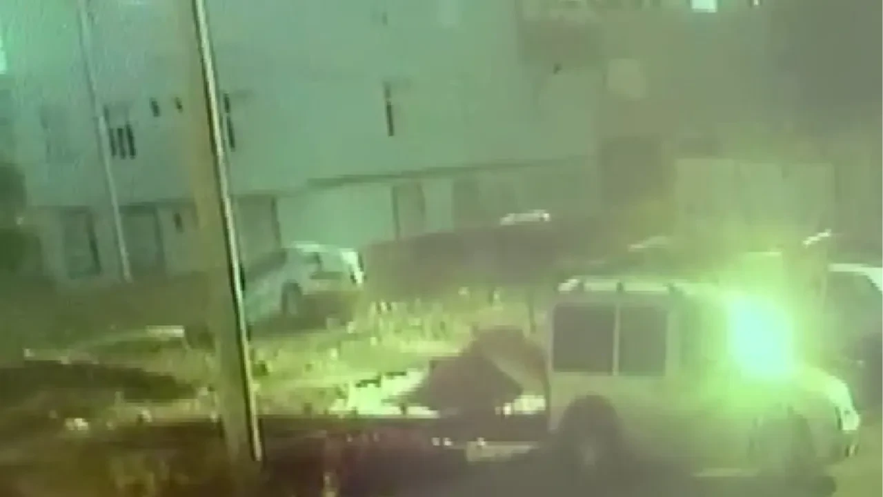 Şanlıurfa’da park halindeki aracın çukura düşmesi anı kamerada!