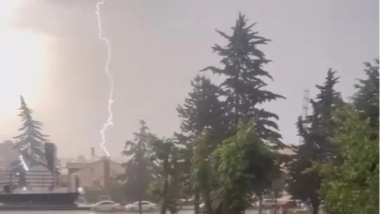 Yıldırım düştü, salon saniyeler içinde alevler içinde kaldı