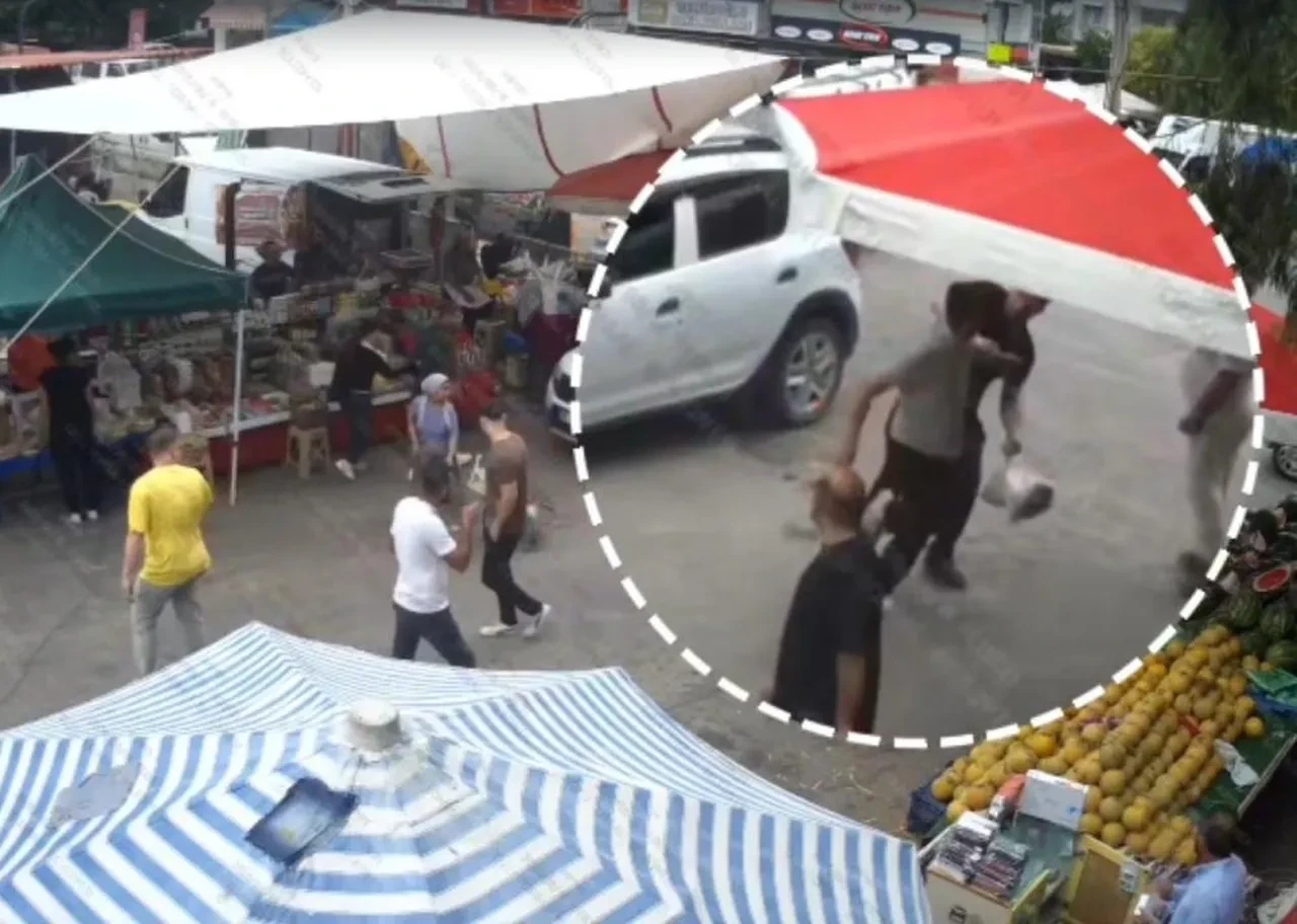 Zabıta ekiplerine dehşeti yaşattı! Bıçakla ve meyve kasasıyla saldırdı kamerada