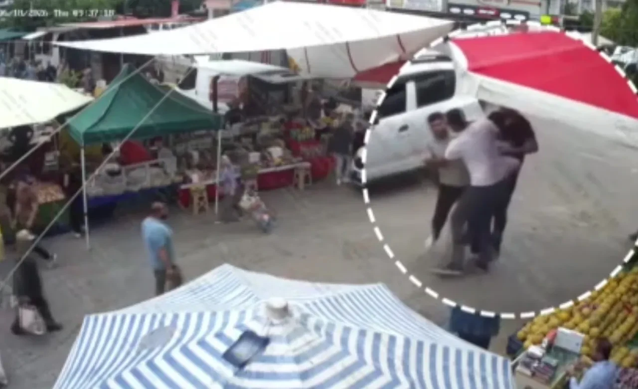 Zabıta ekiplerine dehşeti yaşattı! Bıçakla ve meyve kasasıyla saldırdı kamerada