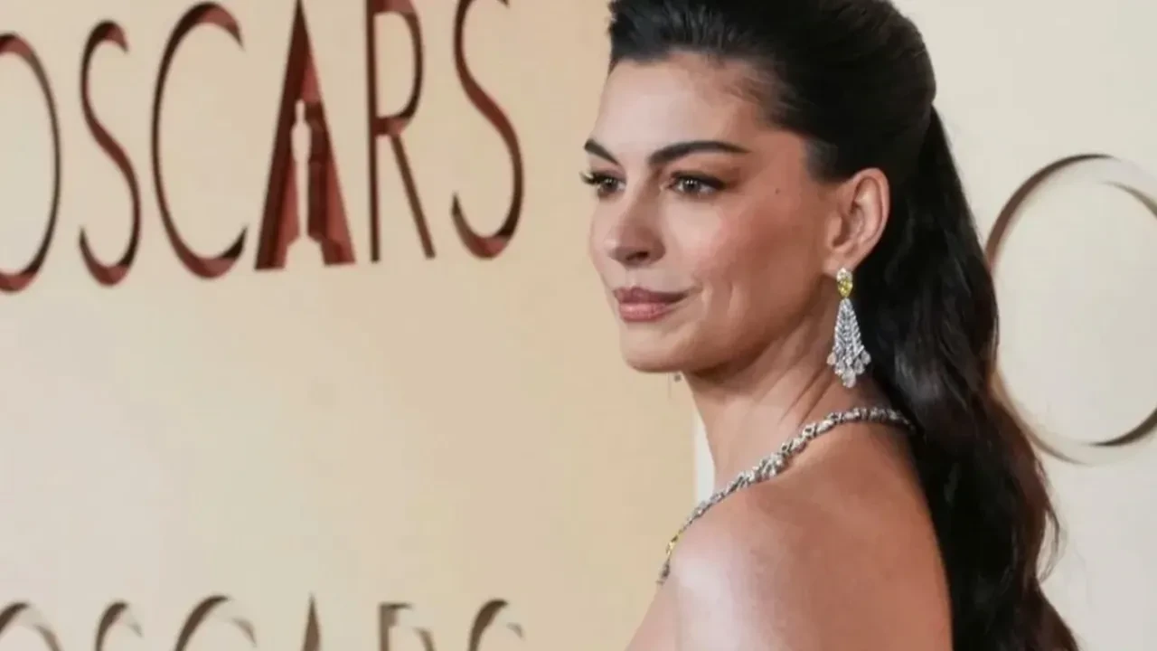2026'nın en güzel kadını seçilen Anne Hathaway 3. kez anne oluyor! Paylaşımı beğeni rekoru kırdı