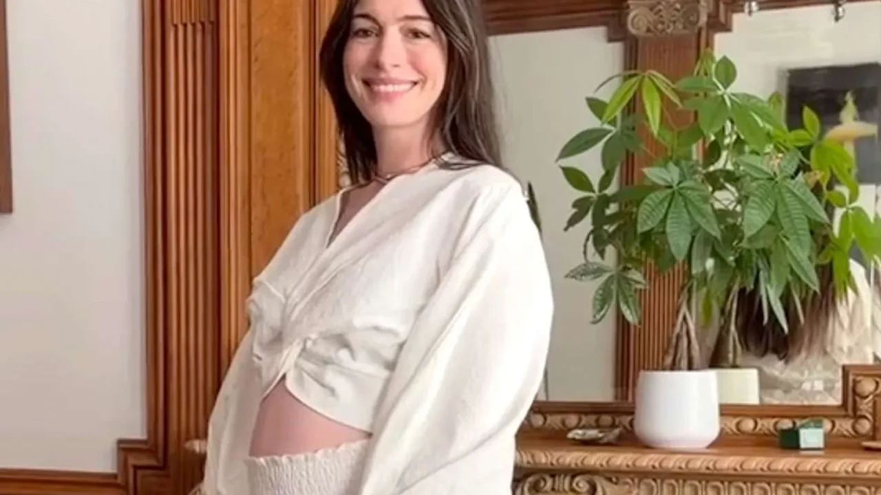 2026'nın en güzel kadını seçilen Anne Hathaway 3. kez anne oluyor! Paylaşımı beğeni rekoru kırdı