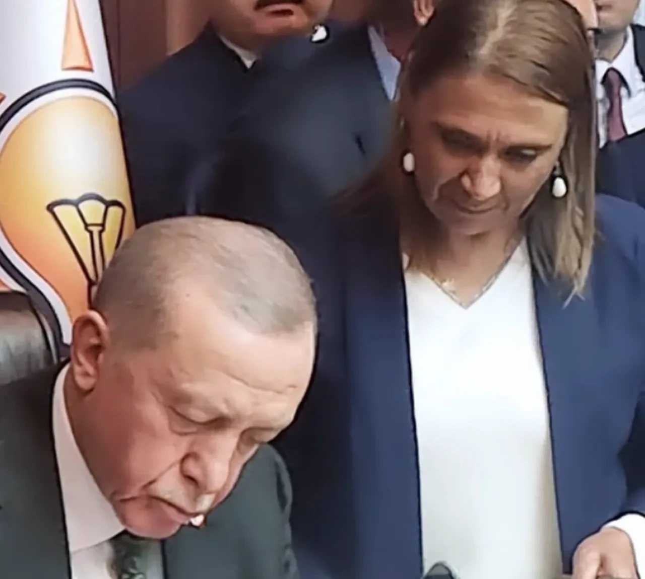 AK Parti teşkilatı acı haberle sarsıldı: Çardak İlçe Kadın Kolları Başkanı Belgin Tekeli hayatını kaybetti
