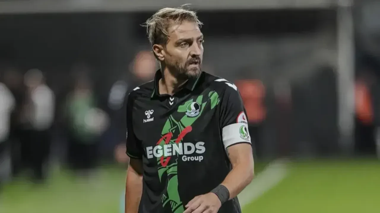 Caner Erkin futbolu bıraktığını açıkladı 