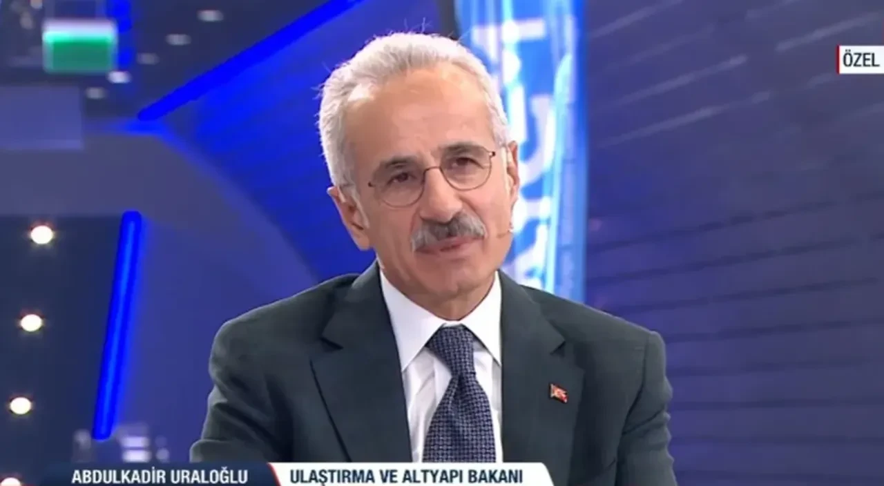 Halkalı-İstanbul Havalimanı arası 30 dakika oluyor! Bakan Uraloğlu Türkiye'yi birbirine bağlayacak projeleri tek tek sıraladı
