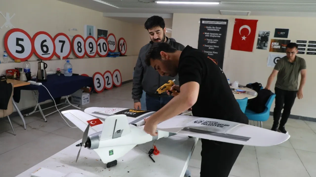 Hataylı öğrencilerin geliştirdiği ANKA İHA jüriden tam not aldı: Yarı final yolu açıldı