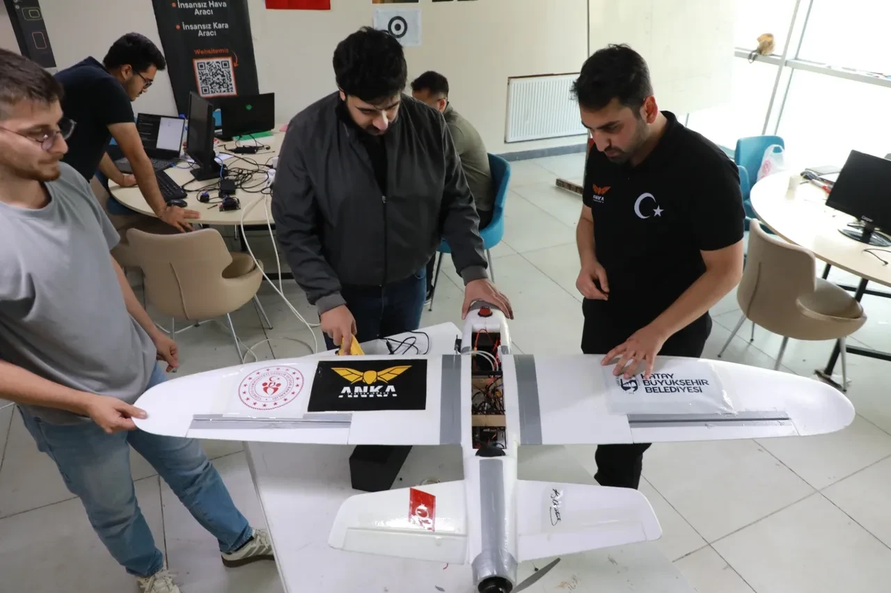 Hataylı öğrencilerin geliştirdiği ANKA İHA jüriden tam not aldı: Yarı final yolu açıldı