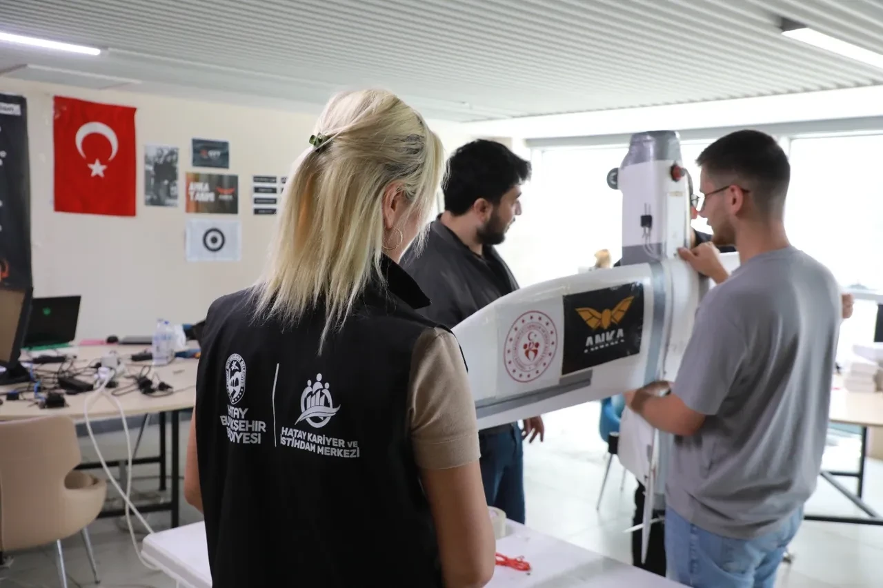 Hataylı öğrencilerin geliştirdiği ANKA İHA jüriden tam not aldı: Yarı final yolu açıldı