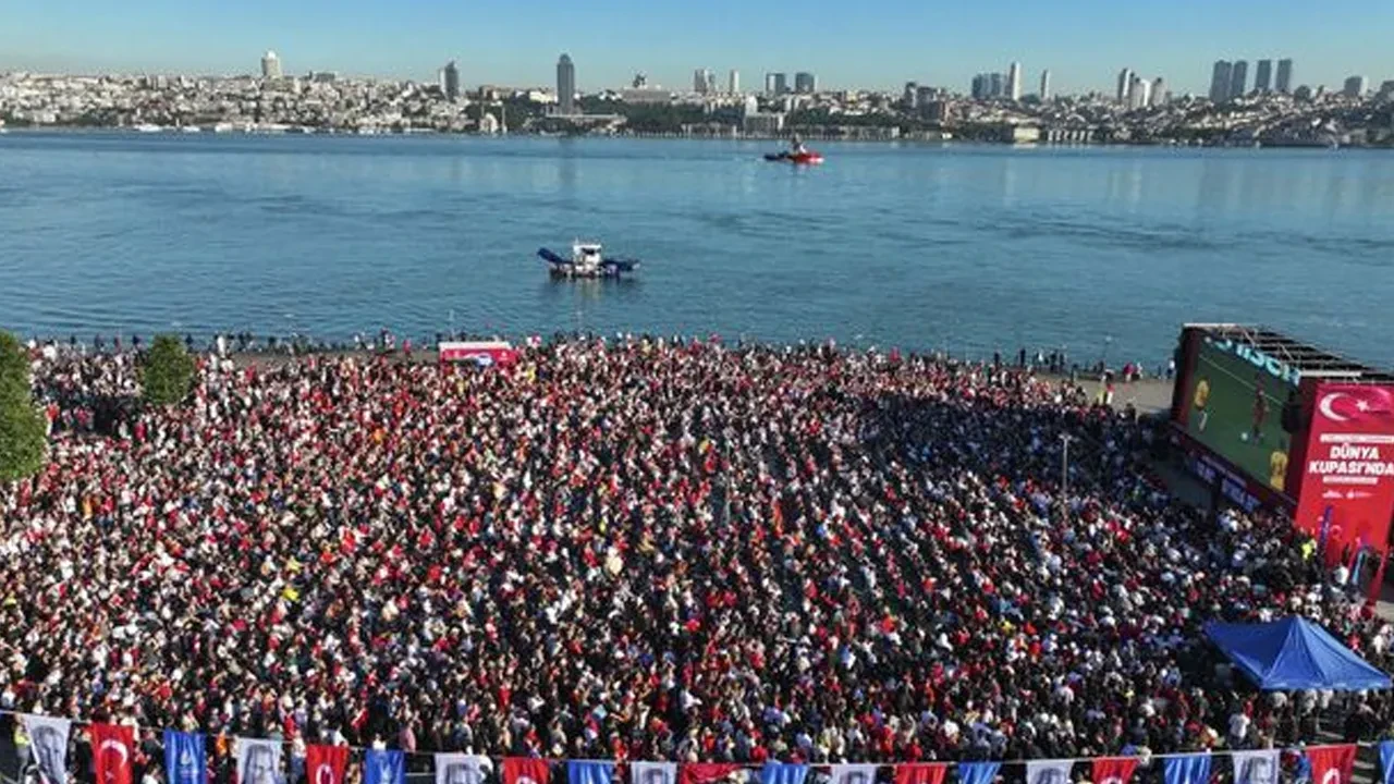 İçişleri Bakanlığı'ndan 81 il valiliğine talimat! Meydanlarda milli maç yayınları iptal edildi