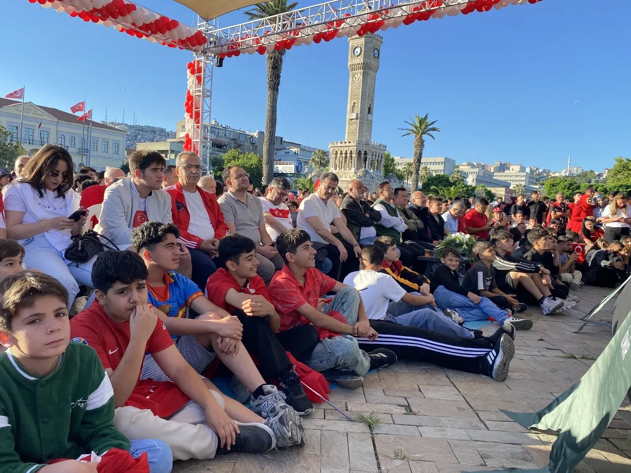 İçişleri Bakanlığı'ndan 81 il valiliğine talimat! Meydanlarda milli maç yayınları iptal edildi