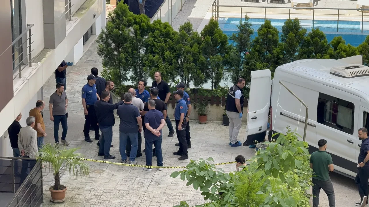 İstanbul'da boşanan çiftin cansız bedenleri site bahçesinde bulundu