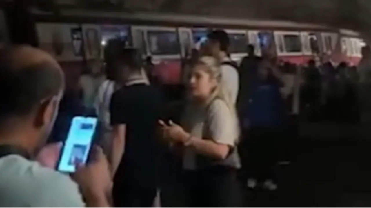 Kadıköy - Sabiha Gökçen metrosu raydan çıktı: Yolcular tahliye ediliyor