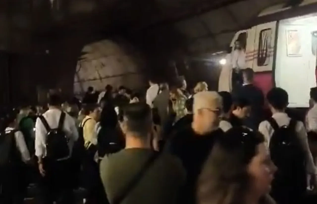 Kadıköy - Sabiha Gökçen metrosu raydan çıktı: Yolcular tahliye ediliyor